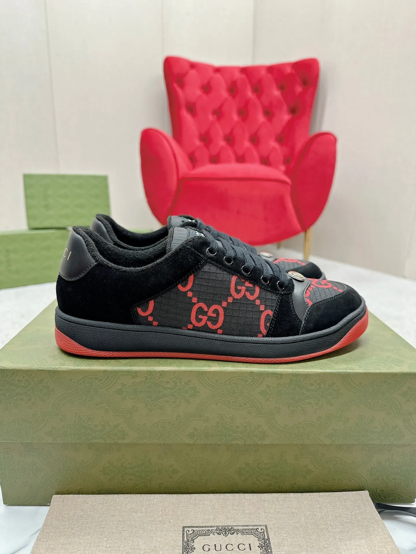 👟👟Ex-factory price 560👟👟 Men’s size +10 Gucci——purchased version GG series distressed dirty shoes-hot style is coming! 9 times out of 10 sales, you will definitely get the money. Ready stock! Spot goods! Spot goods! New colors added - the ultimate version on the market! Purchase the original version and develop it... fabric, material, outsole, and details can be compared at will! Open-mold Swarovski one-to-one replica rhinestone chain...Metal cherry pendant...Metal double G crystal cylindrical mark...Gucci original customized narrow webbing...Super flash series - flash diamond chain. The cherry decoration is detachable and can be changed into two to match with each other to show your personality. Exclusive color-brushed cowhide fabric. Hand-made distressed is very textured and has a sense of luxury! The details of the workmanship can be seen in the drawings, and no line is missed. The original terry cloth is delicate, soft and more comfortable and breathable. The privately stamped two-color original TPU outsole (lower layer is wider, upper layer is narrower). Matching packaging⭐️ Size: Female 35-40 Male 39-44 (Female 41 Male 45 customized)